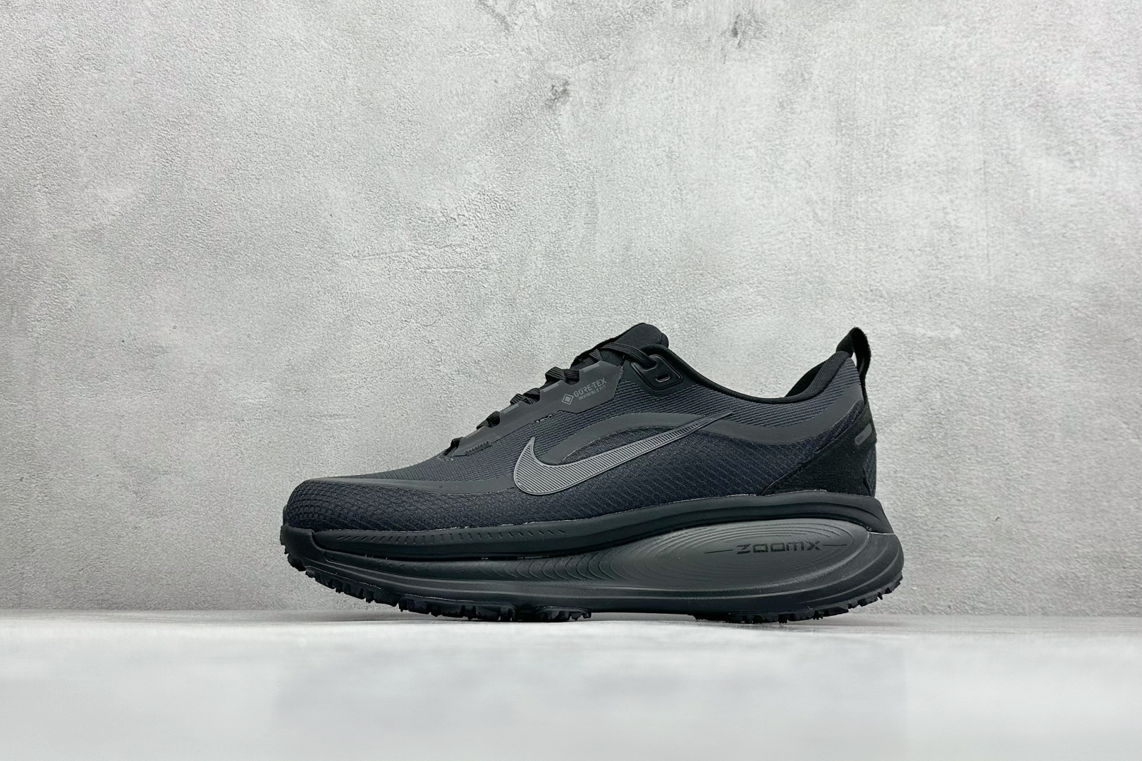 💰 Nike VOMERO 18 GTX 舒适减震防滑 低帮跑步鞋全掌ReactX泡绵中底 前掌和后跟还