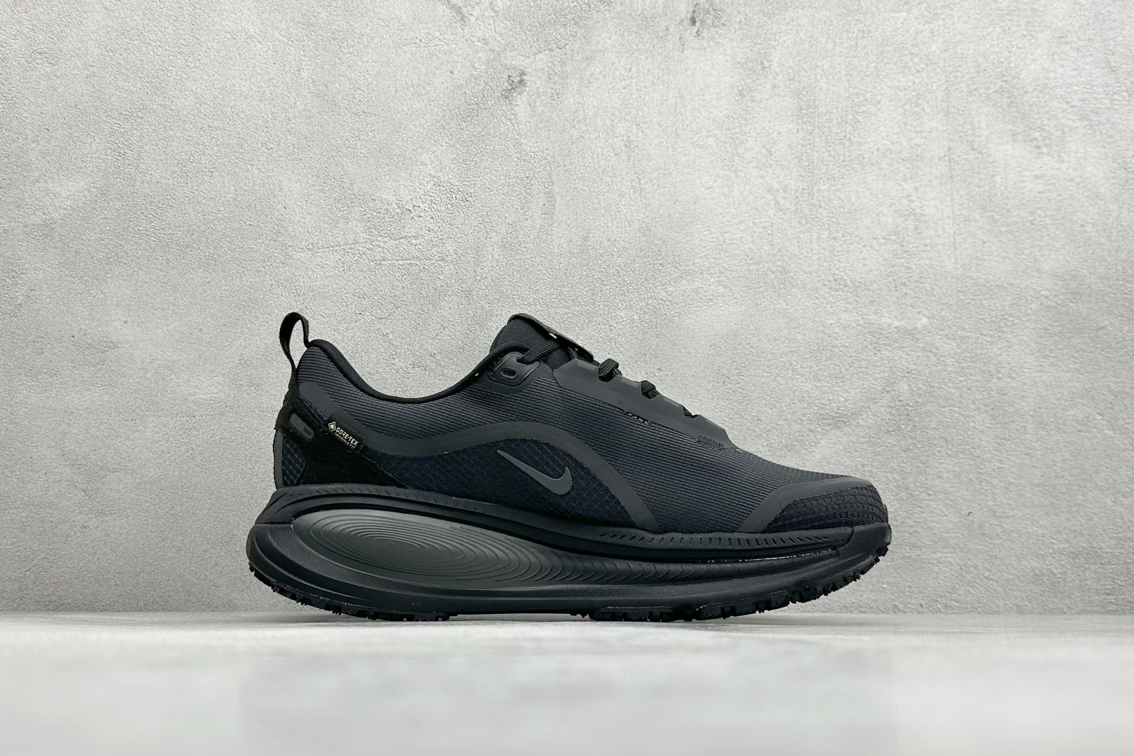 💰 Nike VOMERO 18 GTX 舒适减震防滑 低帮跑步鞋全掌ReactX泡绵中底 前掌和后跟还