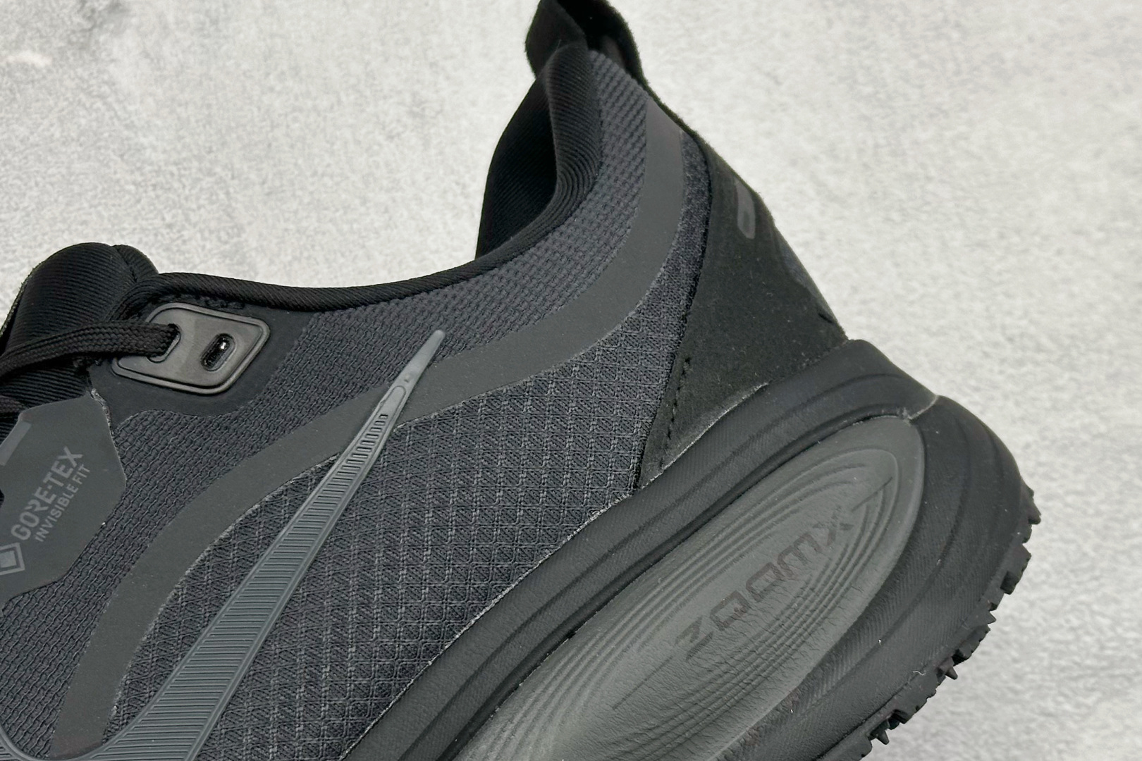 💰 Nike VOMERO 18 GTX 舒适减震防滑 低帮跑步鞋全掌ReactX泡绵中底 前掌和后跟还