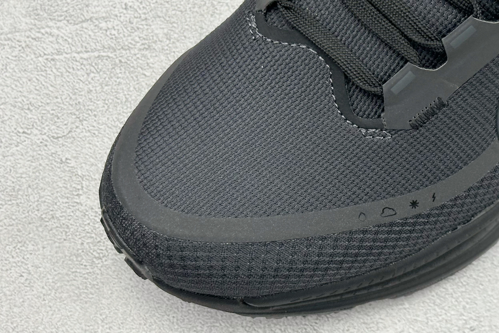 💰 Nike VOMERO 18 GTX 舒适减震防滑 低帮跑步鞋全掌ReactX泡绵中底 前掌和后跟还