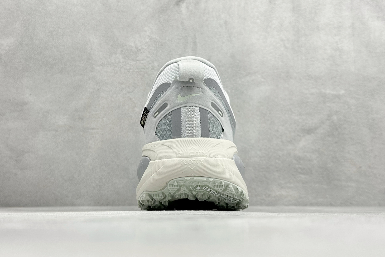 💰 Nike VOMERO 18 GTX 舒适减震防滑 低帮跑步鞋全掌ReactX泡绵中底 前掌和后跟还