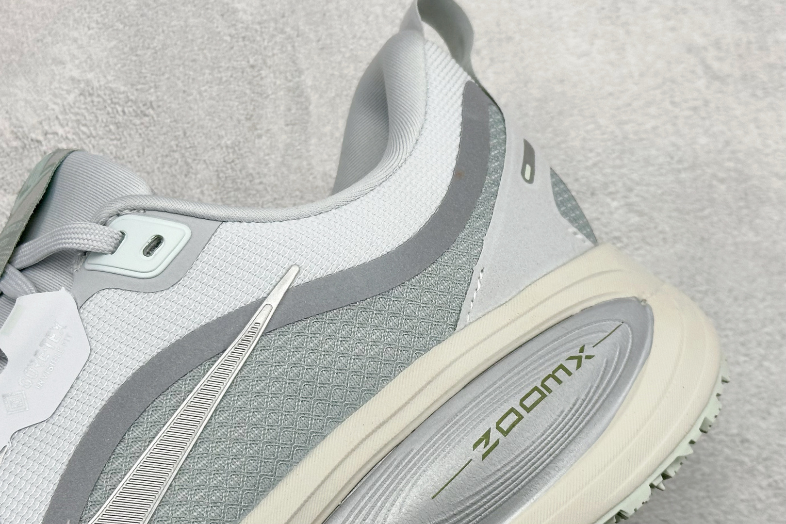 💰 Nike VOMERO 18 GTX 舒适减震防滑 低帮跑步鞋全掌ReactX泡绵中底 前掌和后跟还