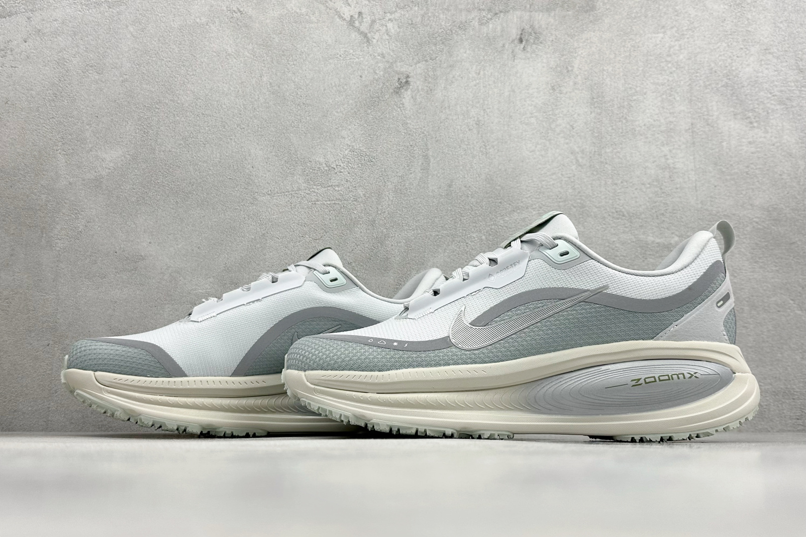 💰 Nike VOMERO 18 GTX 舒适减震防滑 低帮跑步鞋全掌ReactX泡绵中底 前掌和后跟还