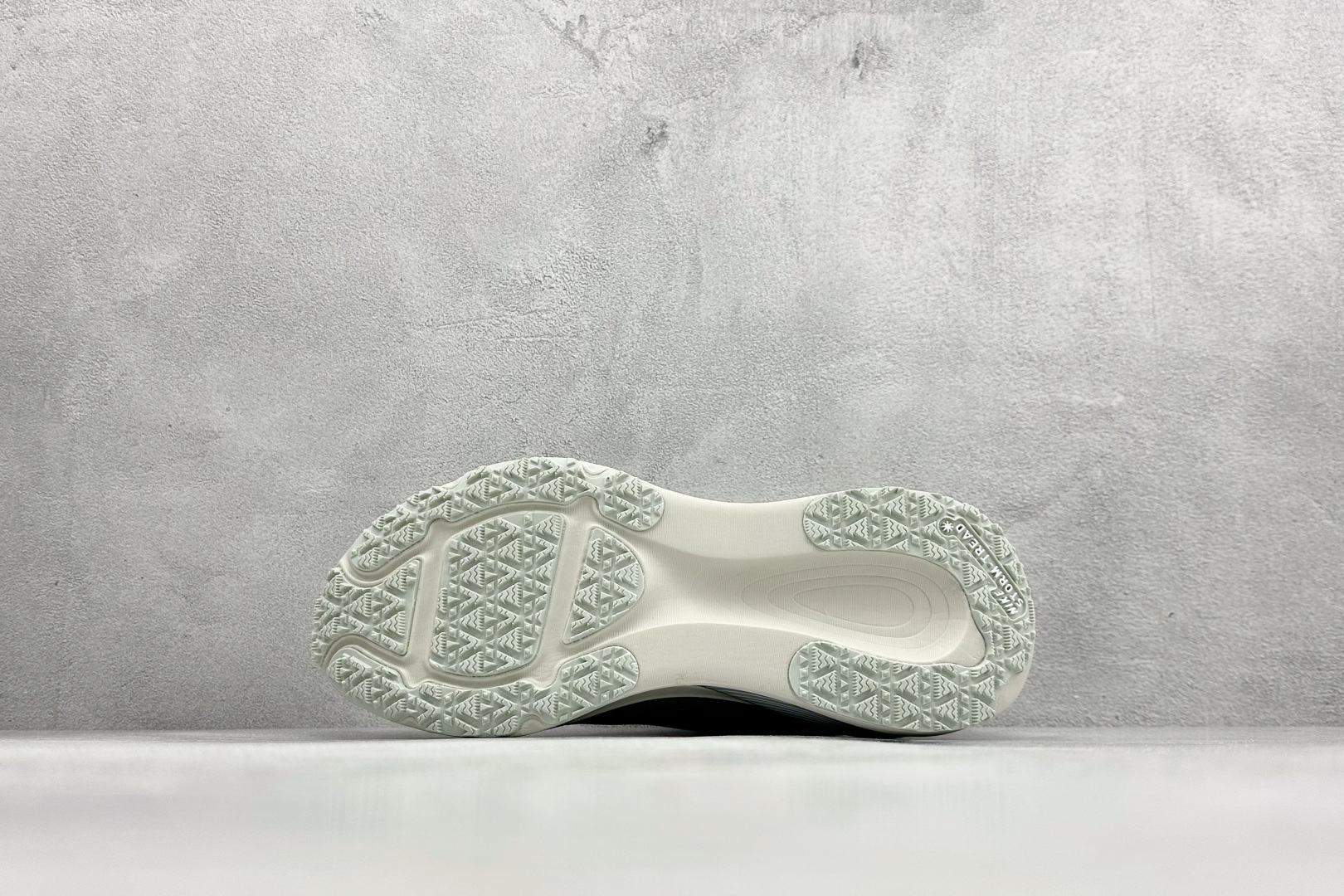 💰 Nike VOMERO 18 GTX 舒适减震防滑 低帮跑步鞋全掌ReactX泡绵中底 前掌和后跟还