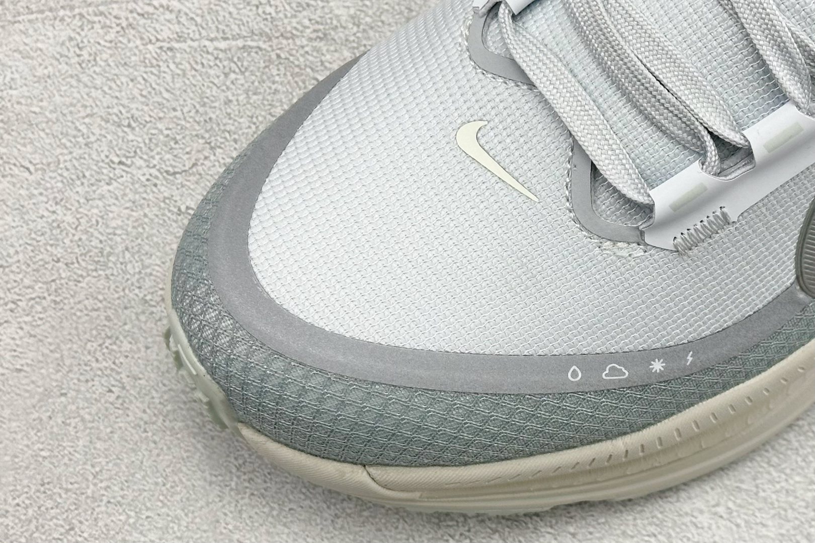 💰 Nike VOMERO 18 GTX 舒适减震防滑 低帮跑步鞋全掌ReactX泡绵中底 前掌和后跟还