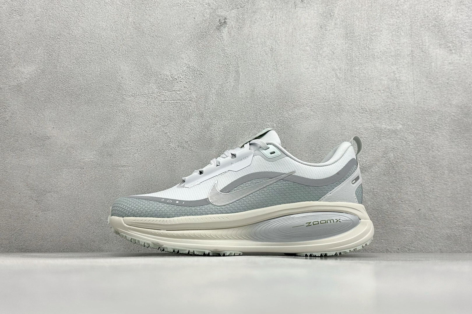 💰 Nike VOMERO 18 GTX 舒适减震防滑 低帮跑步鞋全掌ReactX泡绵中底 前掌和后跟还