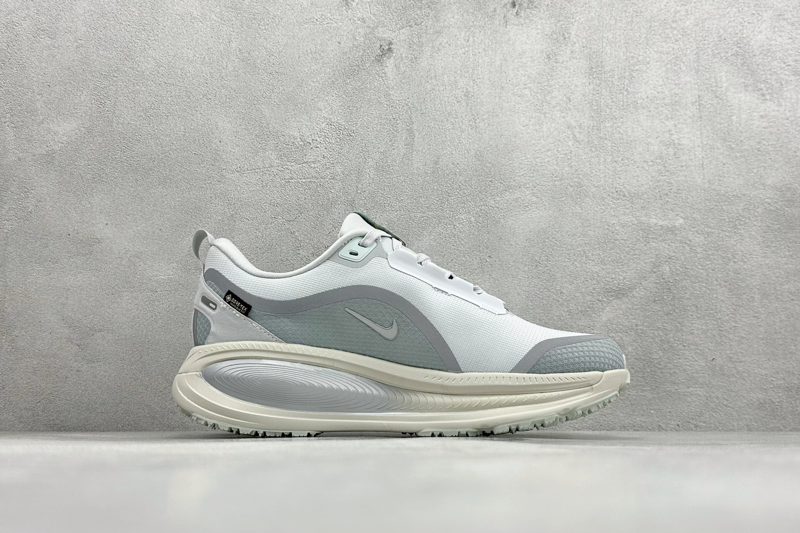 💰 Nike VOMERO 18 GTX 舒适减震防滑 低帮跑步鞋全掌ReactX泡绵中底 前掌和后跟还