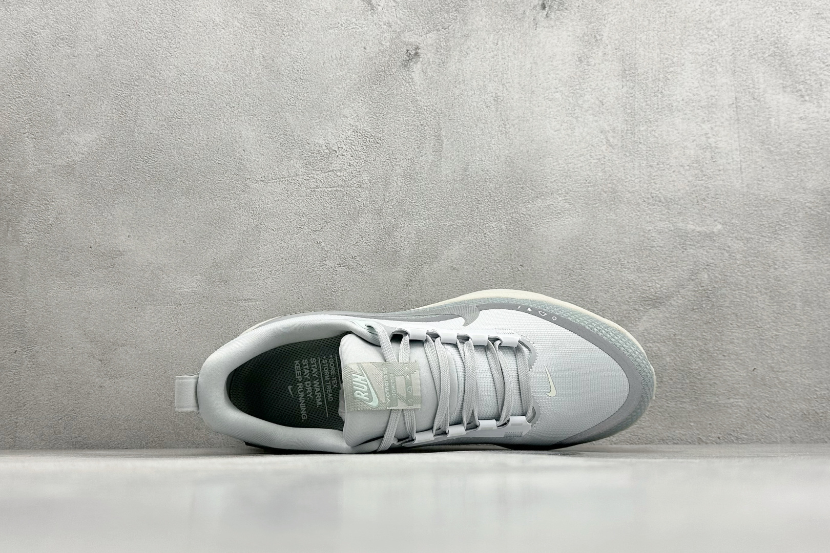 💰 Nike VOMERO 18 GTX 舒适减震防滑 低帮跑步鞋全掌ReactX泡绵中底 前掌和后跟还