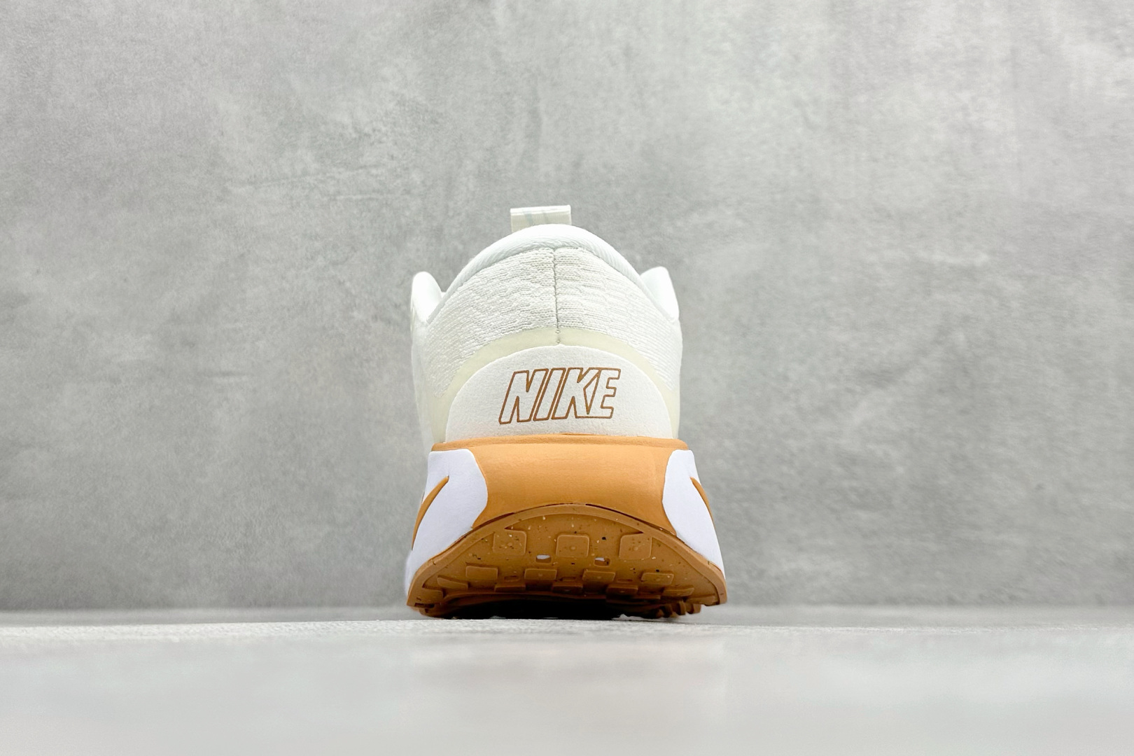 💰 RS版 Nk Motiva 耐克夏季透气缓震波浪跑鞋#鞋底采用夸张的弯曲几何设计，塑造弧形摇杆造型，