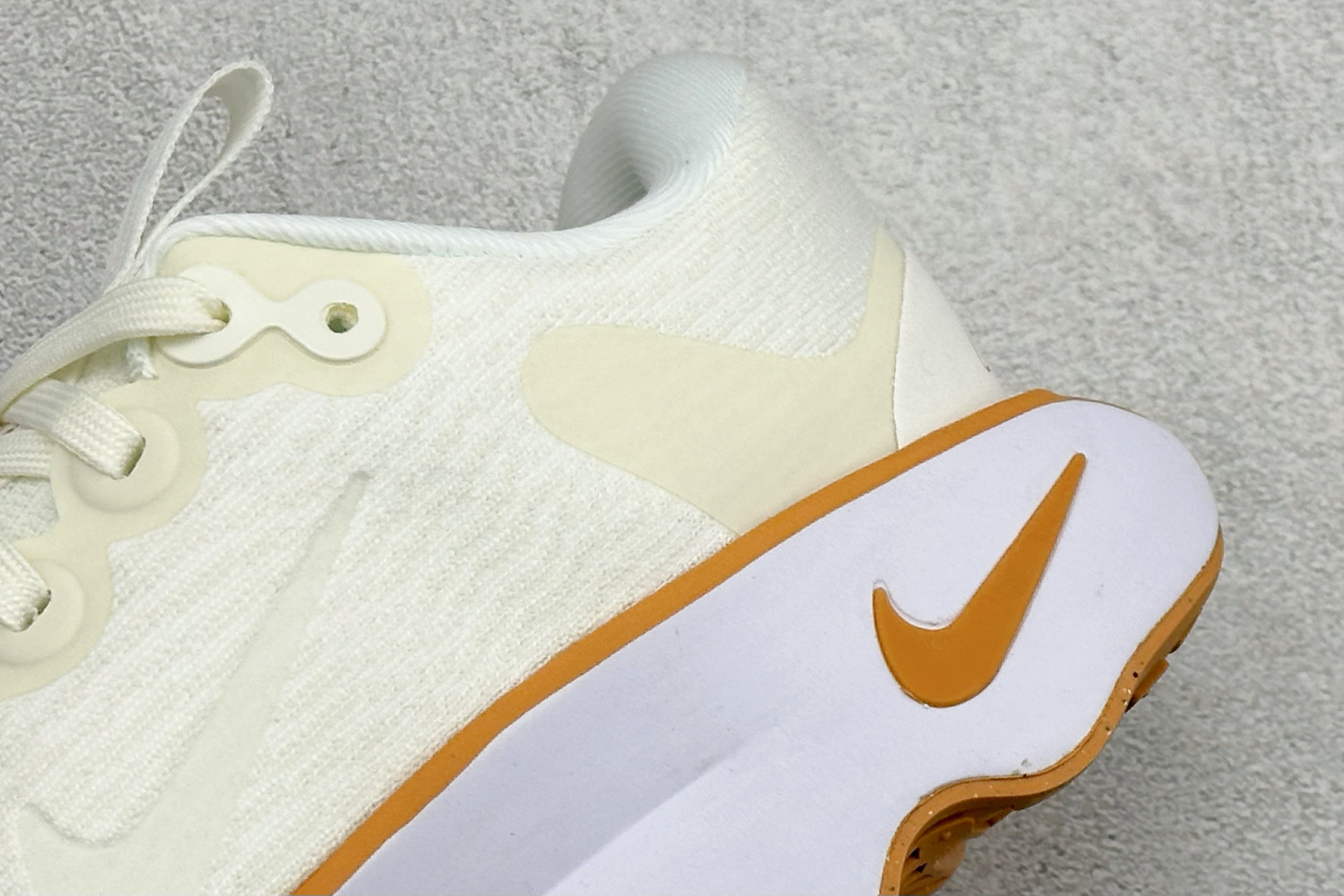 💰 RS版 Nk Motiva 耐克夏季透气缓震波浪跑鞋#鞋底采用夸张的弯曲几何设计，塑造弧形摇杆造型，