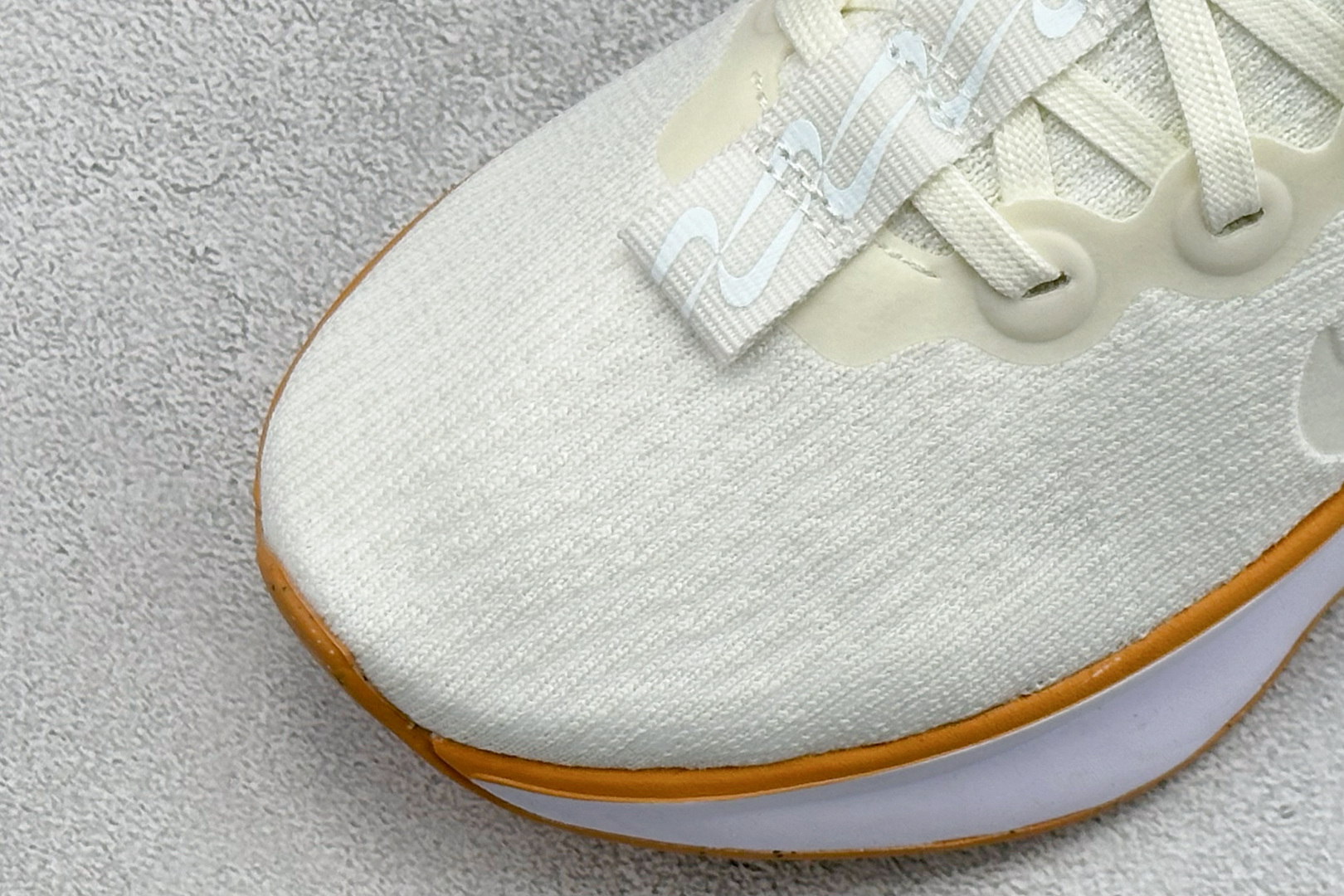 💰 RS版 Nk Motiva 耐克夏季透气缓震波浪跑鞋#鞋底采用夸张的弯曲几何设计，塑造弧形摇杆造型，