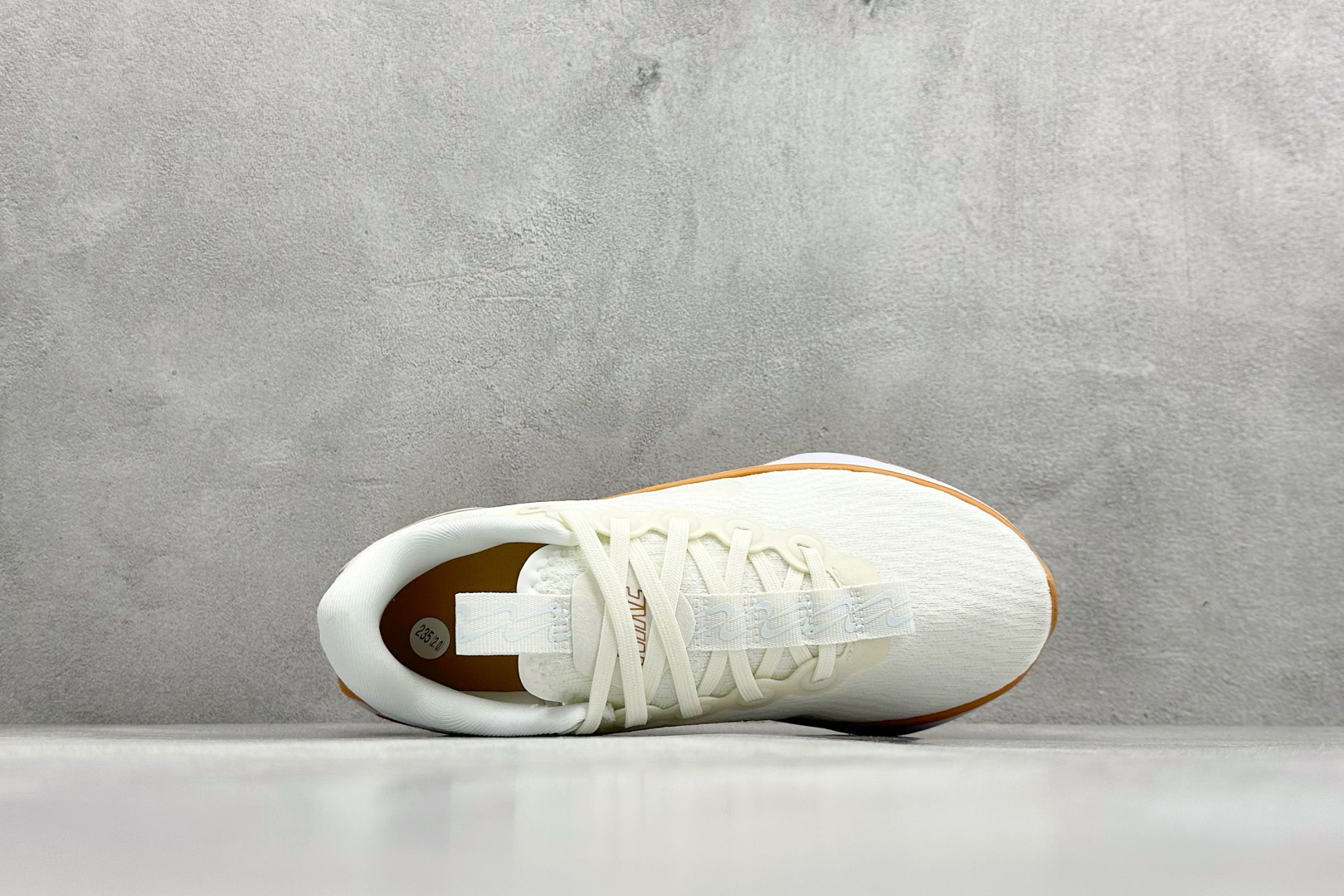 💰 RS版 Nk Motiva 耐克夏季透气缓震波浪跑鞋#鞋底采用夸张的弯曲几何设计，塑造弧形摇杆造型，