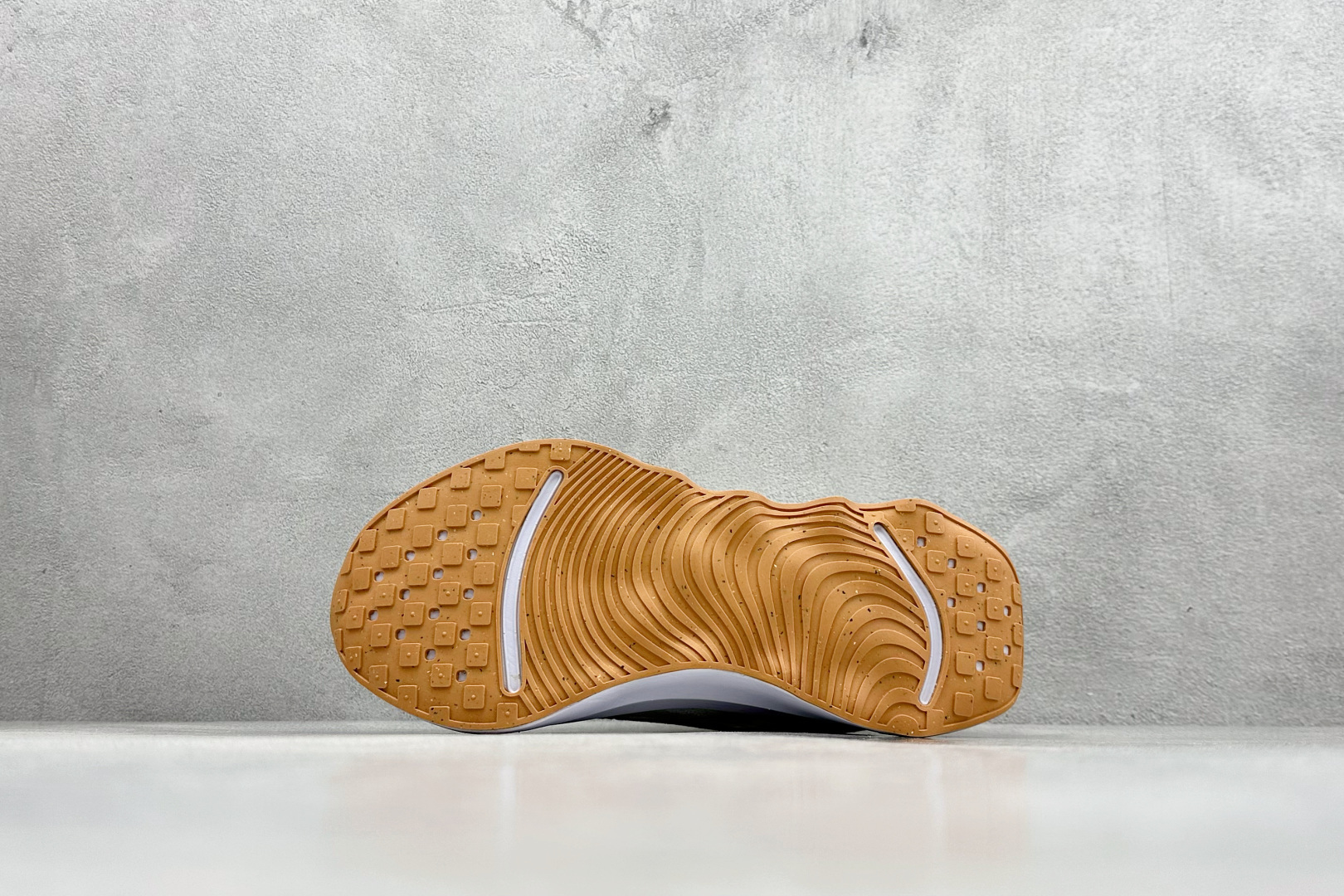 💰 RS版 Nk Motiva 耐克夏季透气缓震波浪跑鞋#鞋底采用夸张的弯曲几何设计，塑造弧形摇杆造型，