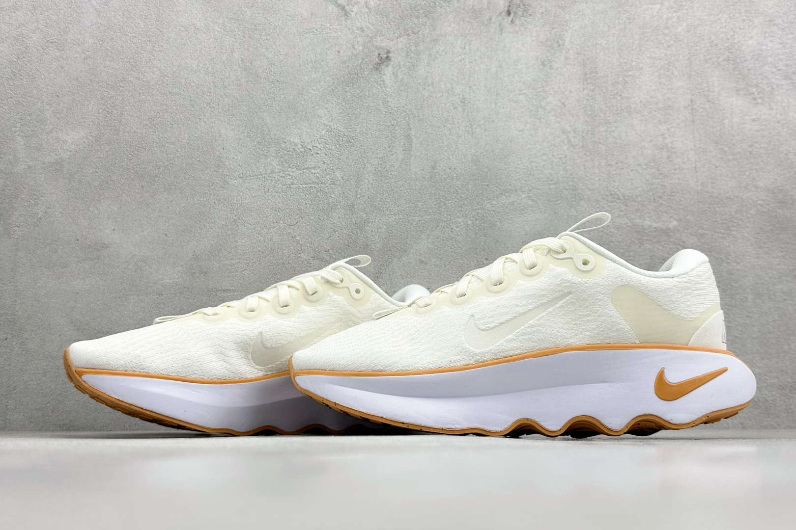 💰 RS版 Nk Motiva 耐克夏季透气缓震波浪跑鞋#鞋底采用夸张的弯曲几何设计，塑造弧形摇杆造型，