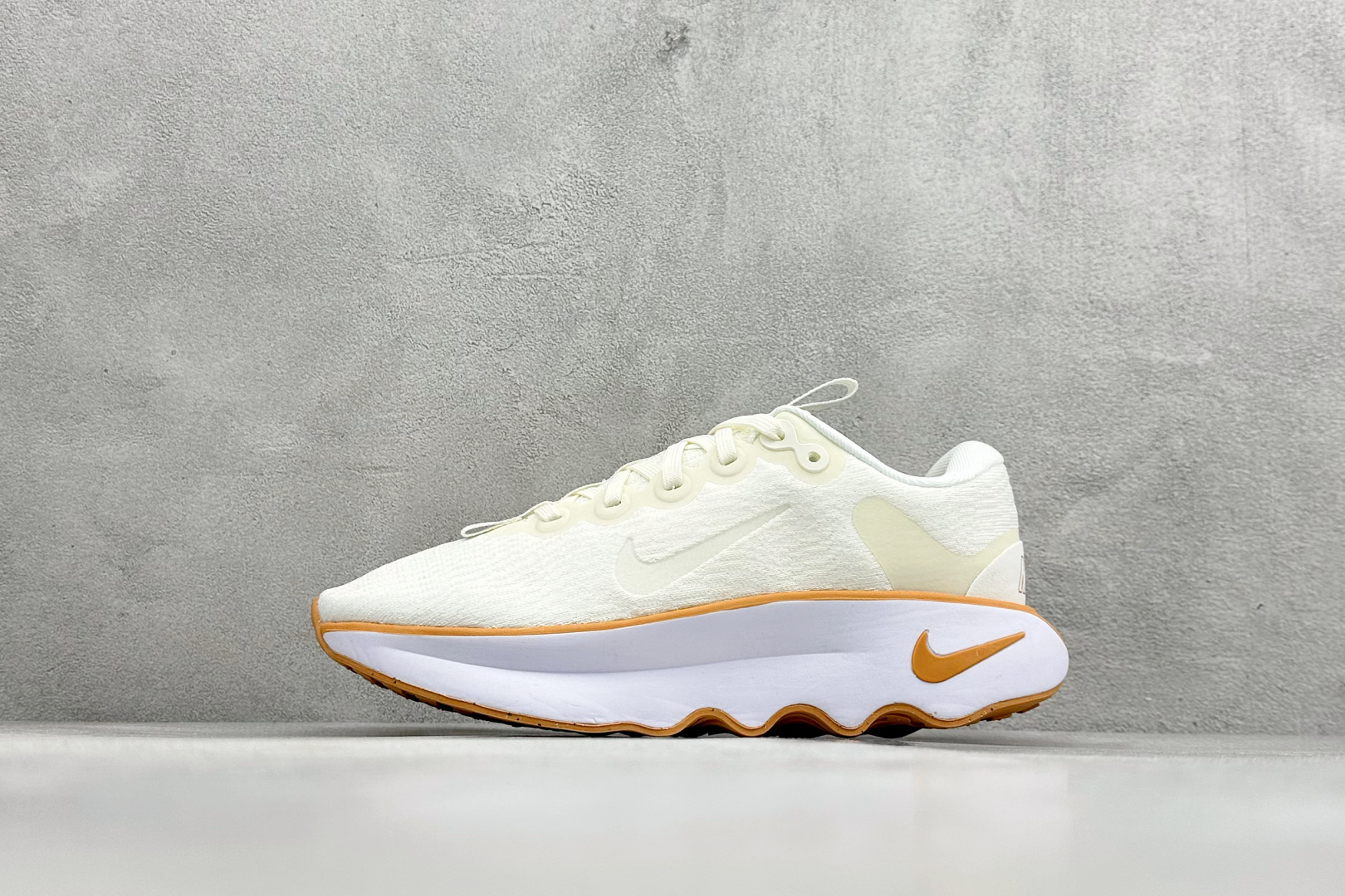 💰 RS版 Nk Motiva 耐克夏季透气缓震波浪跑鞋#鞋底采用夸张的弯曲几何设计，塑造弧形摇杆造型，