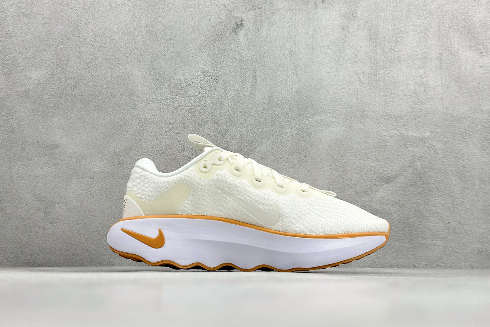 💰 RS版 Nk Motiva 耐克夏季透气缓震波浪跑鞋#鞋底采用夸张的弯曲几何设计，塑造弧形摇杆造型，