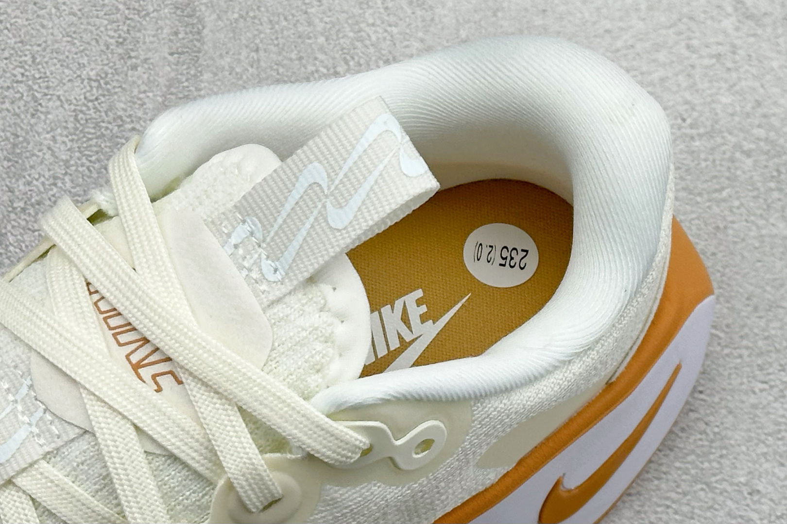 💰 RS版 Nk Motiva 耐克夏季透气缓震波浪跑鞋#鞋底采用夸张的弯曲几何设计，塑造弧形摇杆造型，