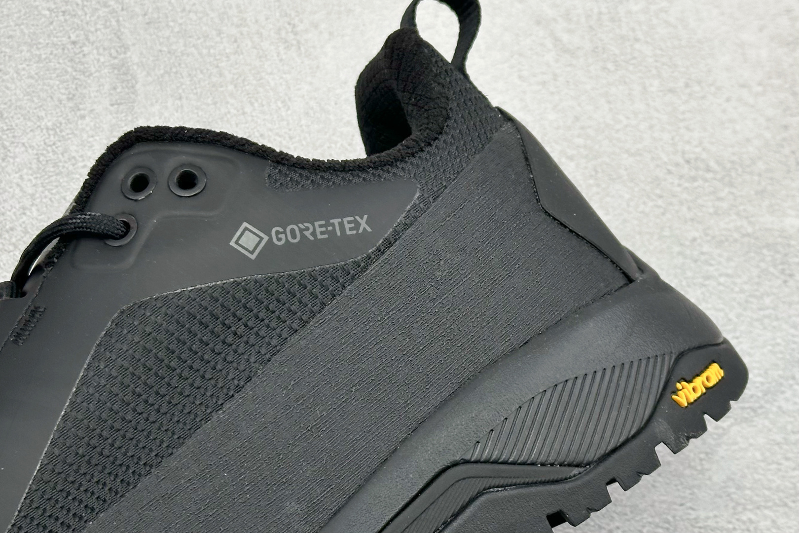 260 北面M VERTO ALPINE MID GORE-TEX低帮户外防水机能鞋 NFOA83NBMN8-382