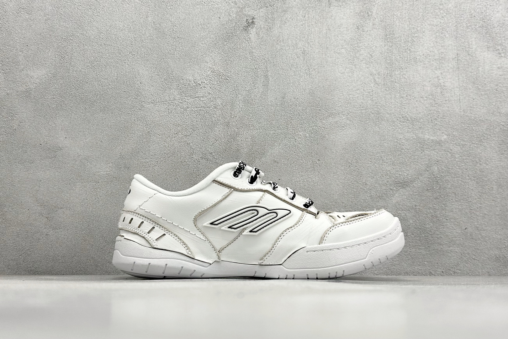 PK版Balenciaga 巴黎世家十八代 Hamptons 手工做旧款 牛皮革 复古圆头系带低帮休闲鞋 841765-WCURB-9000