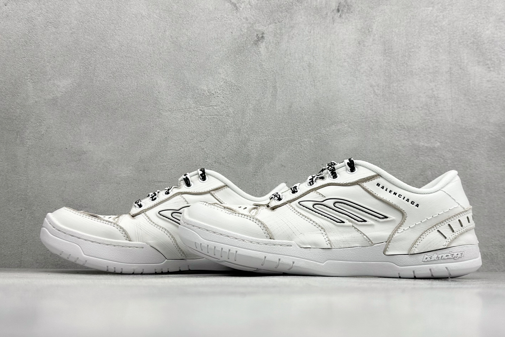 PK版Balenciaga 巴黎世家十八代 Hamptons 手工做旧款 牛皮革 复古圆头系带低帮休闲鞋 841765-WCURB-9000