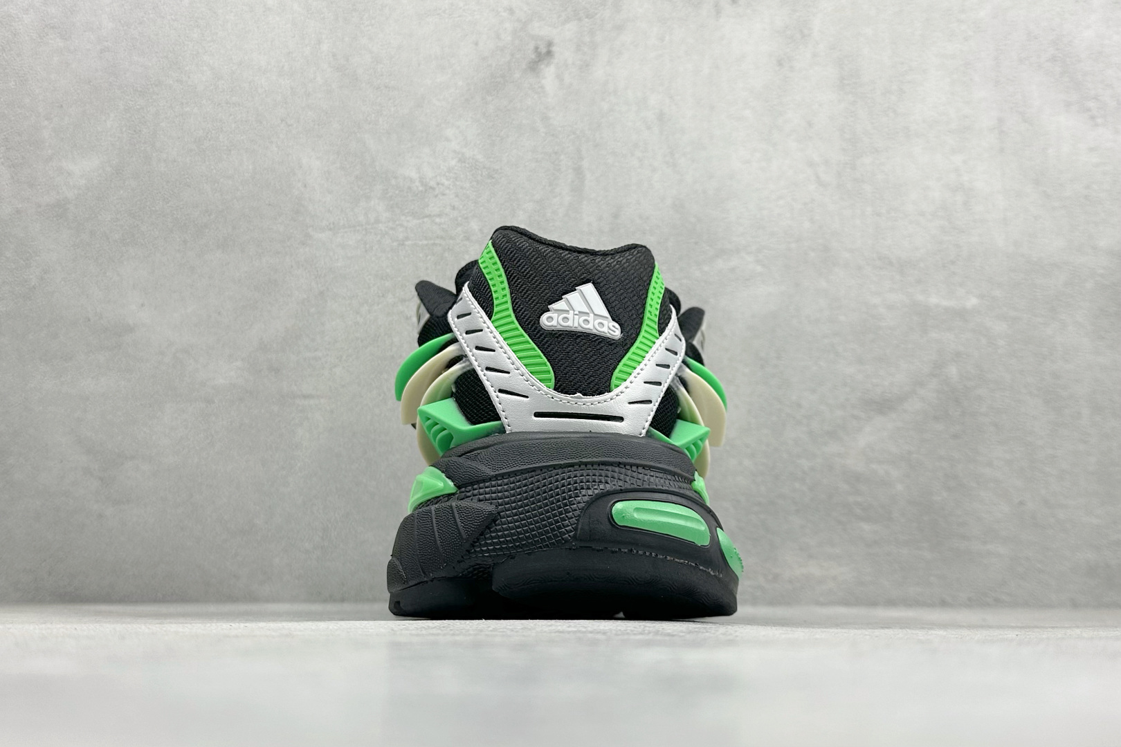 Pharrell x AD Adistar Jellyfish 联名款低帮复古风老爹鞋 JP9266