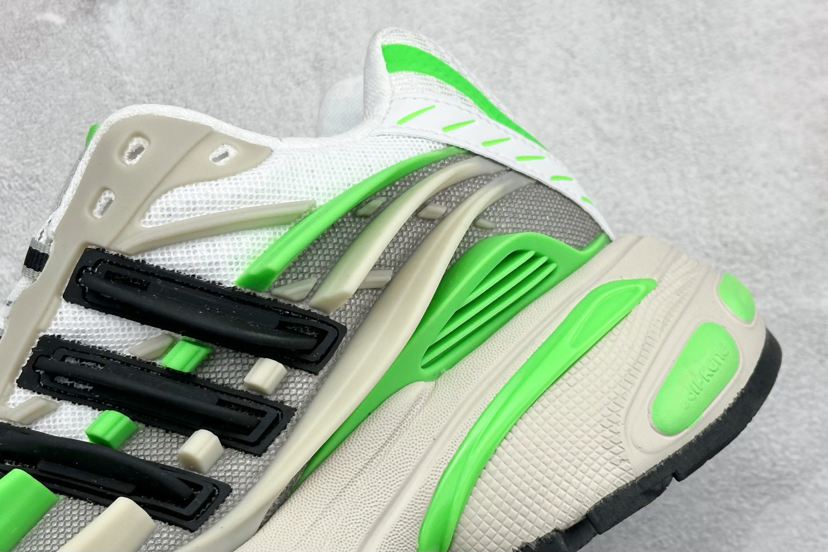 Pharrell x AD Adistar Jellyfish 联名款低帮复古风老爹鞋 JP9260