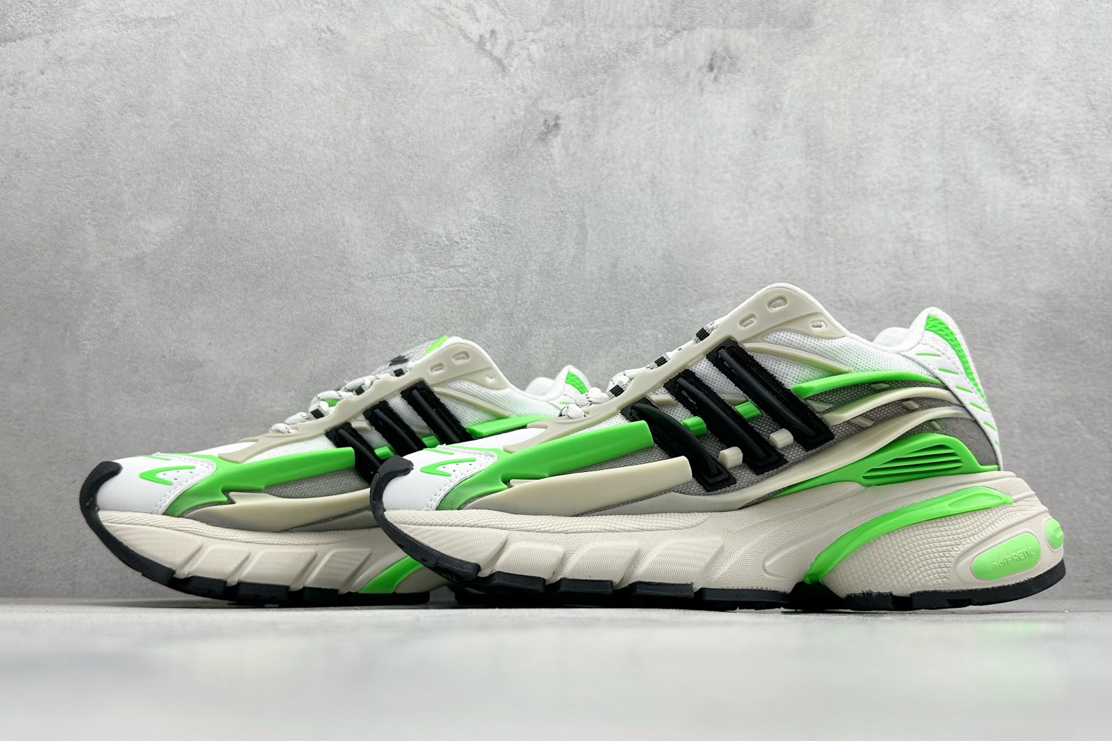 Pharrell x AD Adistar Jellyfish 联名款低帮复古风老爹鞋 JP9260