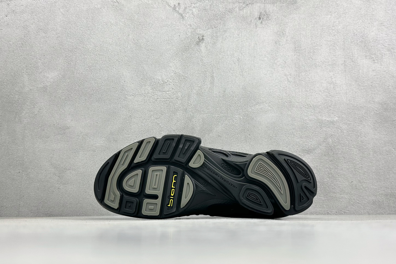 260 ECCO爱步休闲鞋秋 25年新款时尚德训鞋 经典百搭板鞋 800444