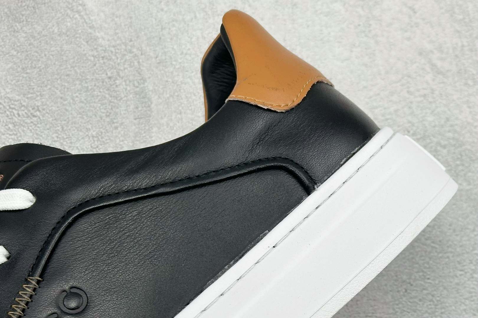 300 Ecco 爱步 2022新款柔酷7号系列低帮百搭休闲板鞋 983257-010