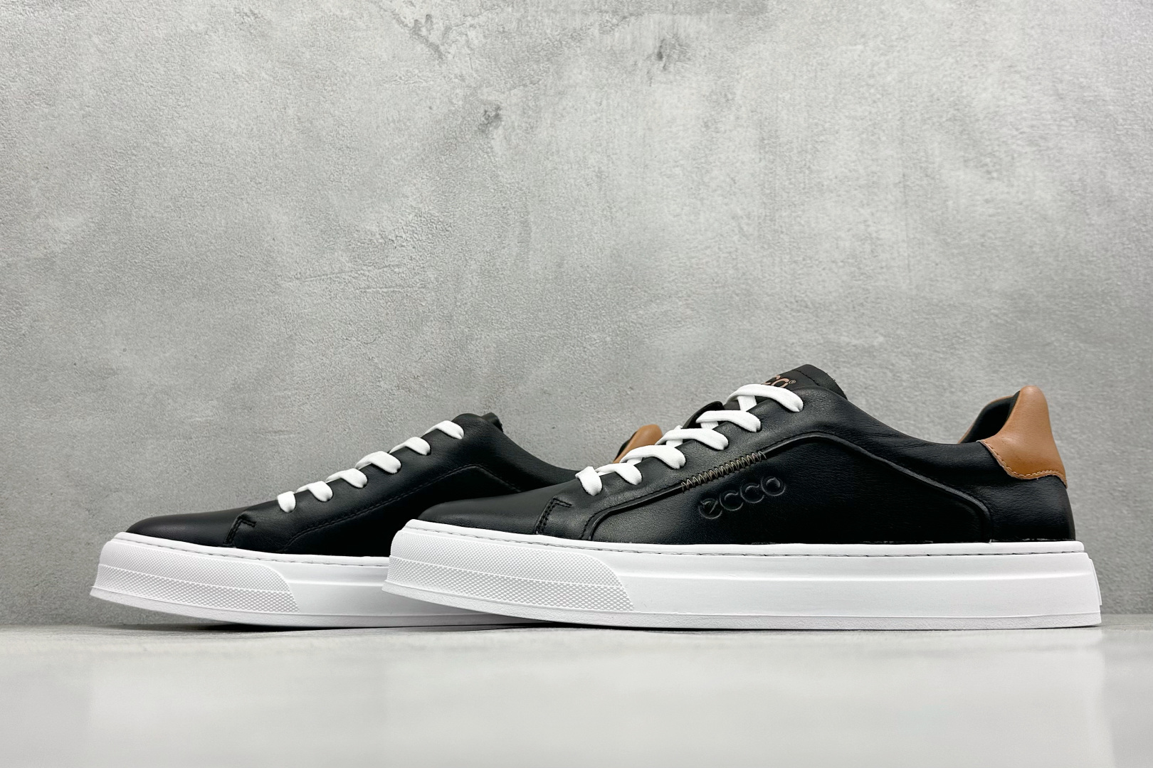 300 Ecco 爱步 2022新款柔酷7号系列低帮百搭休闲板鞋 983257-010