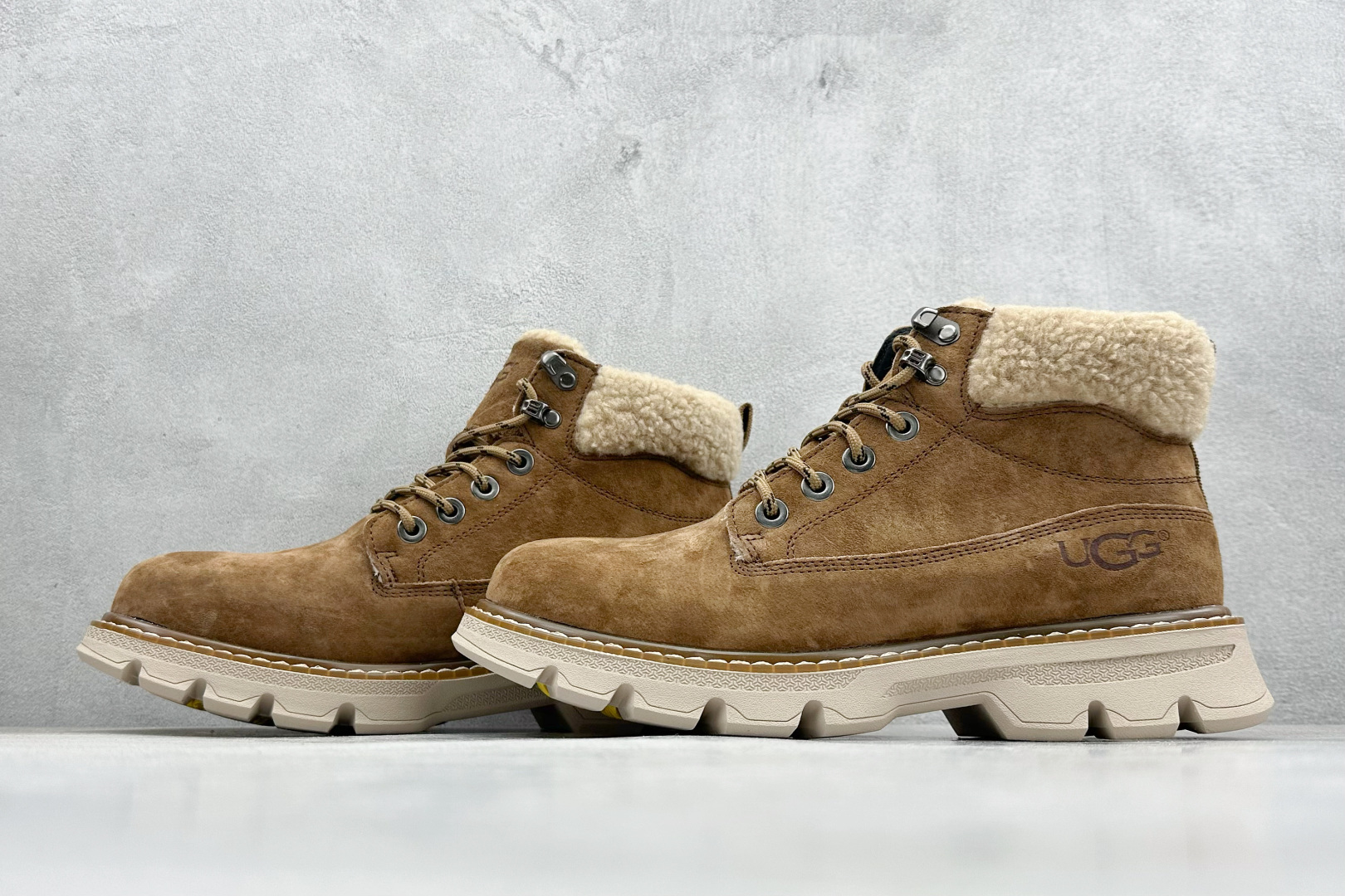 320 UGG Tasman Weather Hybrid 塔斯曼混合系列中帮轻量休闲马丁靴 U5867