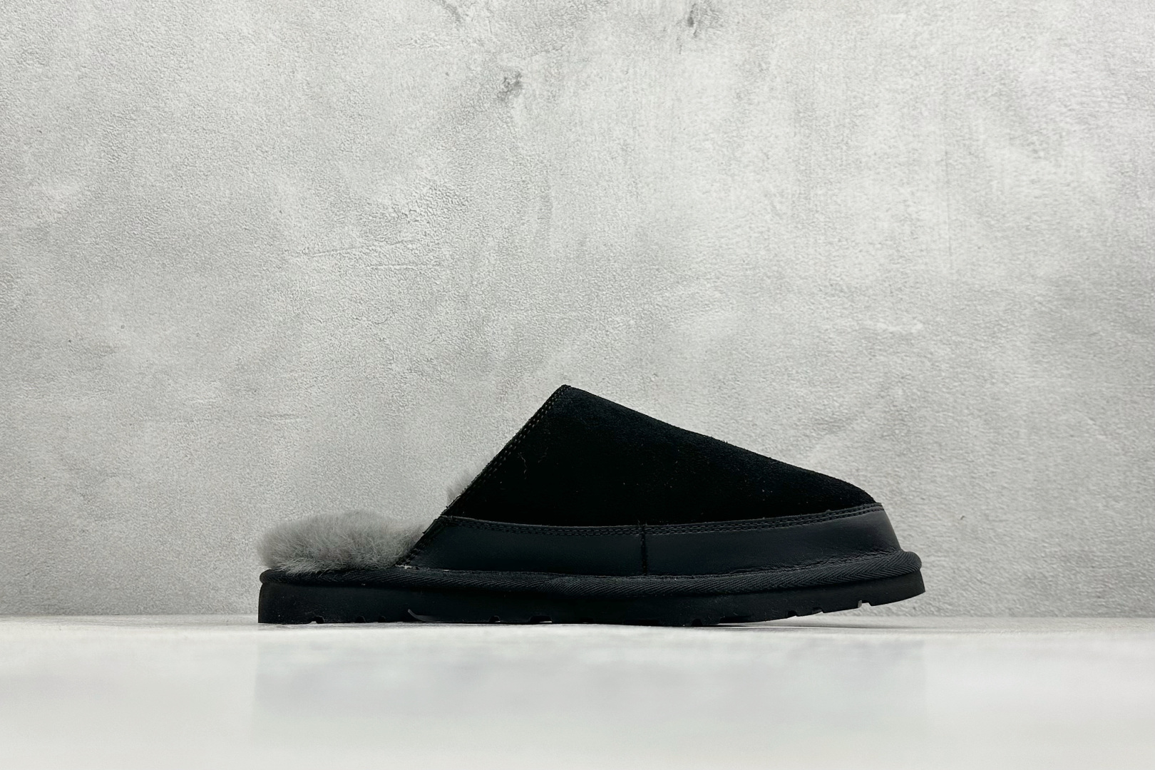 260 UGG M LEISURE NOMAD SLIDE 牛反绒 舒适时尚加绒拖鞋 1174585-BLK-Chinese UA Cheap High Quatity Brand Clothes Bags handbags Sneakers wholesale wholesaler seller from China Factory suppliers Fashion Clothing Shoes best Quality Beautiful Price 260 UGG M LEISURE NOMAD SLIDE 牛反绒 舒适时尚加绒拖鞋 1174585-BLK