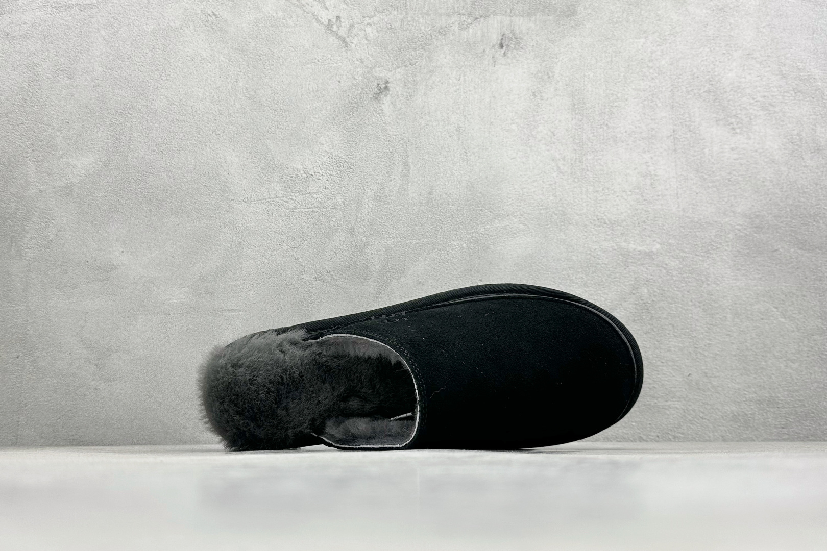 260 UGG M LEISURE NOMAD SLIDE 牛反绒 舒适时尚加绒拖鞋 1174585-BLK-Chinese UA Cheap High Quatity Brand Clothes Bags handbags Sneakers wholesale wholesaler seller from China Factory suppliers Fashion Clothing Shoes best Quality Beautiful Price 260 UGG M LEISURE NOMAD SLIDE 牛反绒 舒适时尚加绒拖鞋 1174585-BLK