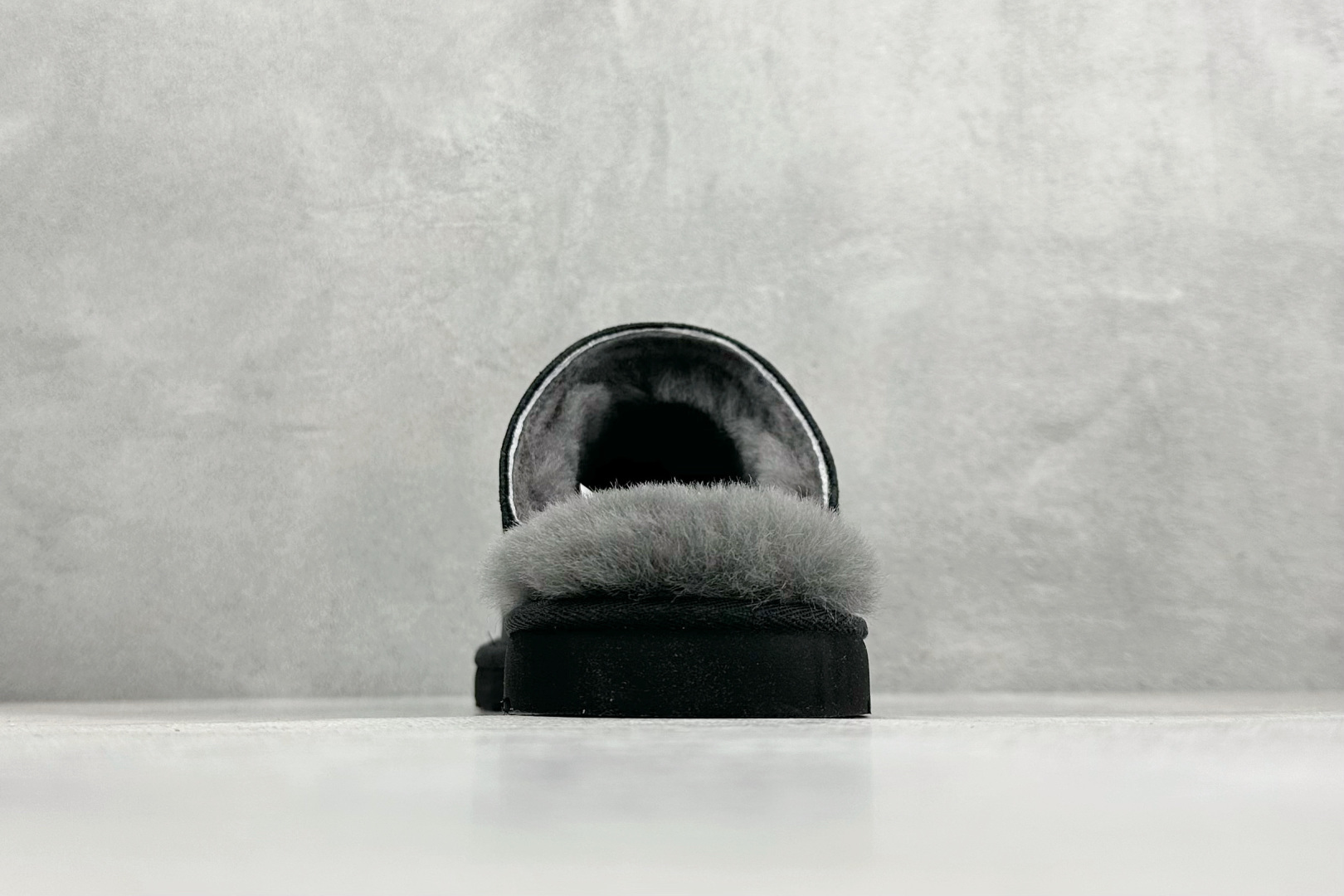 260 UGG M LEISURE NOMAD SLIDE 牛反绒 舒适时尚加绒拖鞋 1174585-BLK-Chinese UA Cheap High Quatity Brand Clothes Bags handbags Sneakers wholesale wholesaler seller from China Factory suppliers Fashion Clothing Shoes best Quality Beautiful Price 260 UGG M LEISURE NOMAD SLIDE 牛反绒 舒适时尚加绒拖鞋 1174585-BLK