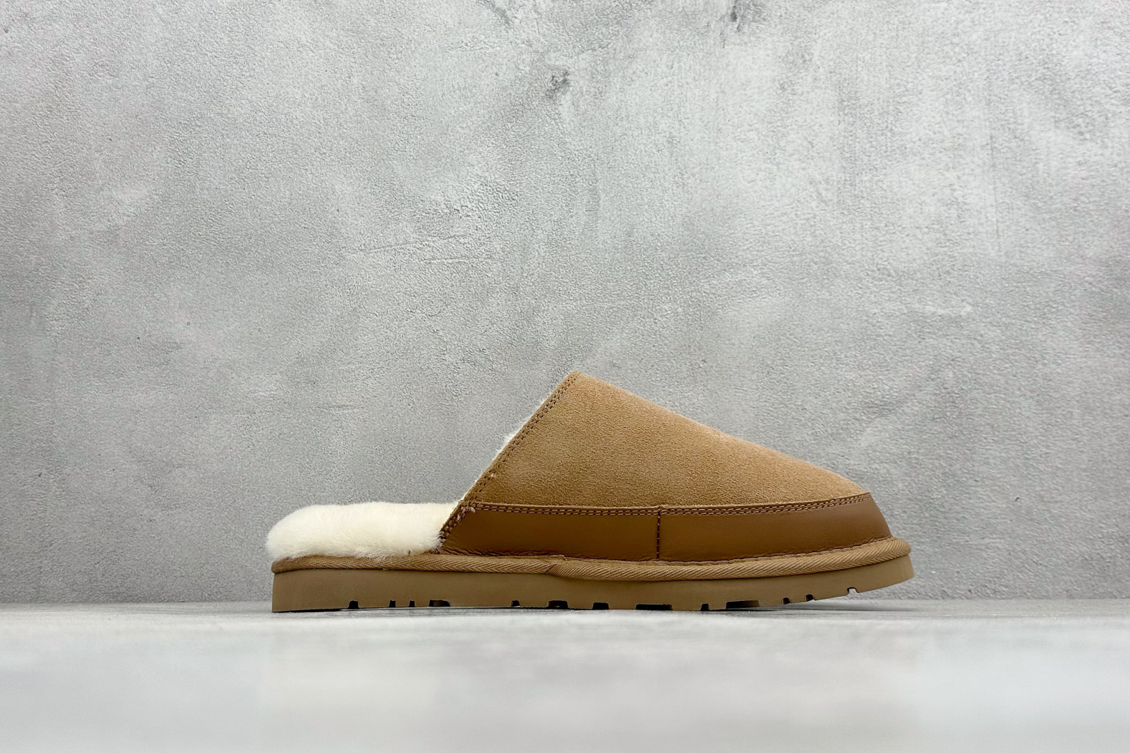 260 UGG M LEISURE NOMAD SLIDE 牛反绒 舒适时尚加绒拖鞋 1174585-CHE