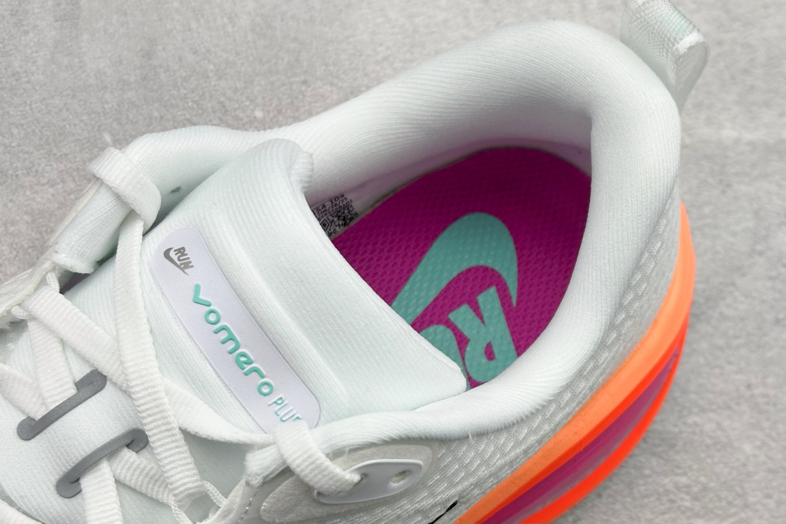 Nike Air Zoom Vomero Plus 耐克网面厚底气垫跑鞋 HV8154-104