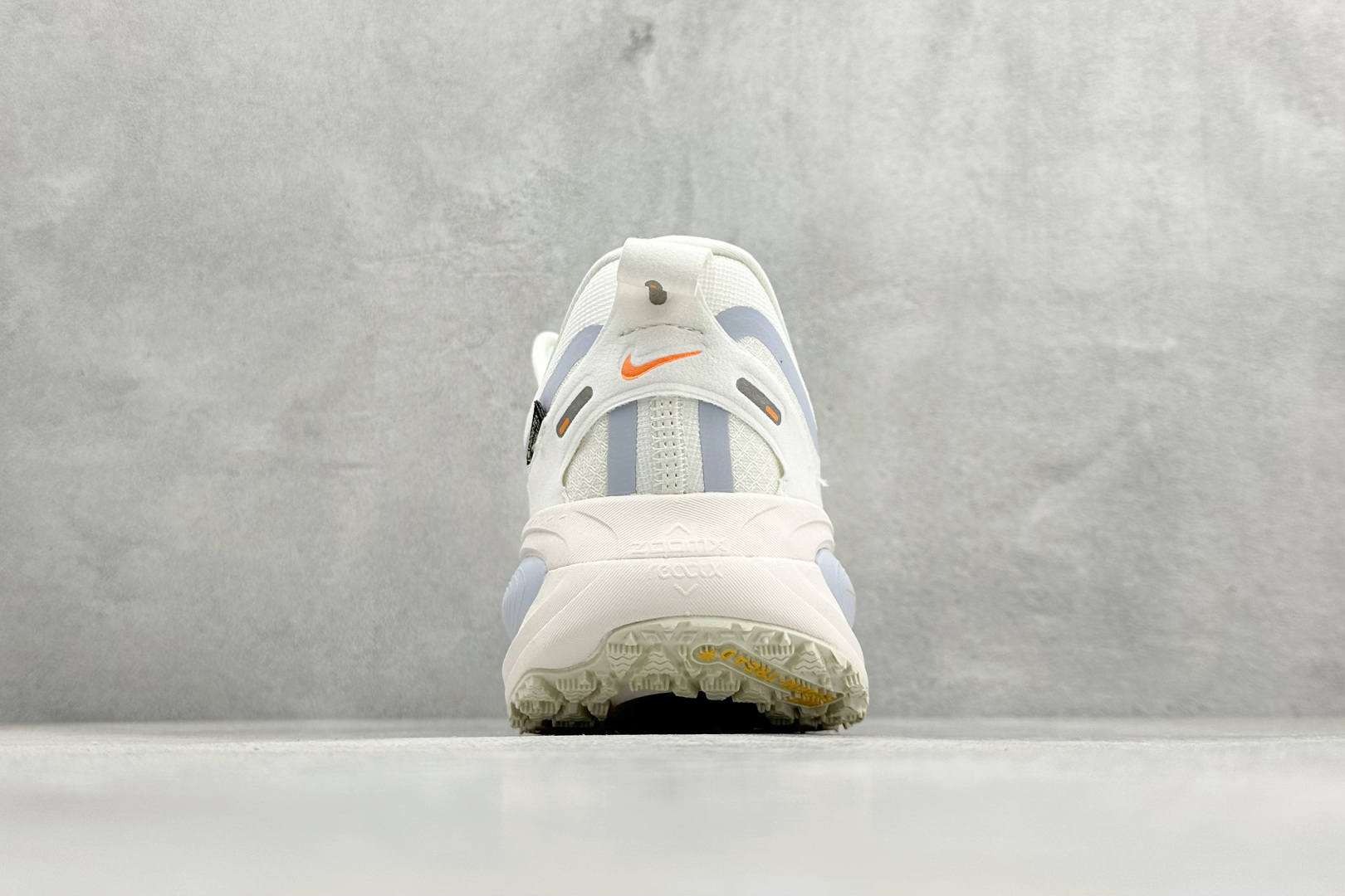 Nike Air Zoom Vomero 18 GTX 登月18 缓震休闲跑鞋 HQ7001-100