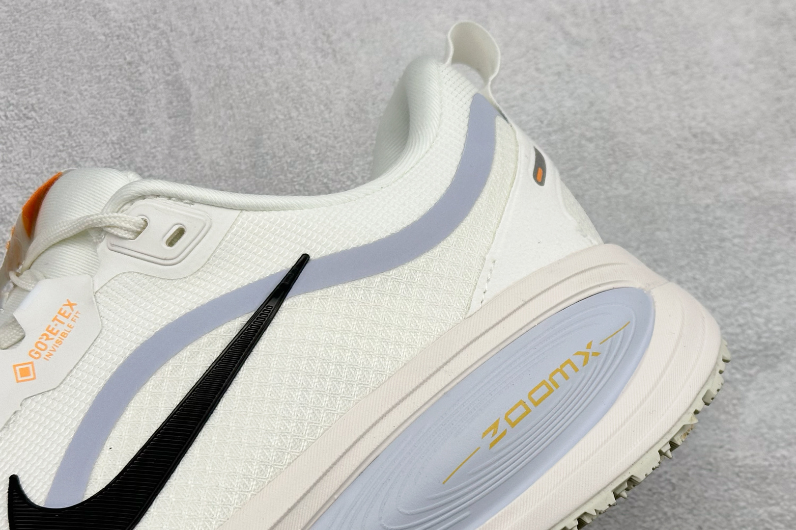 Nike Air Zoom Vomero 18 GTX 登月18 缓震休闲跑鞋 HQ7001-100