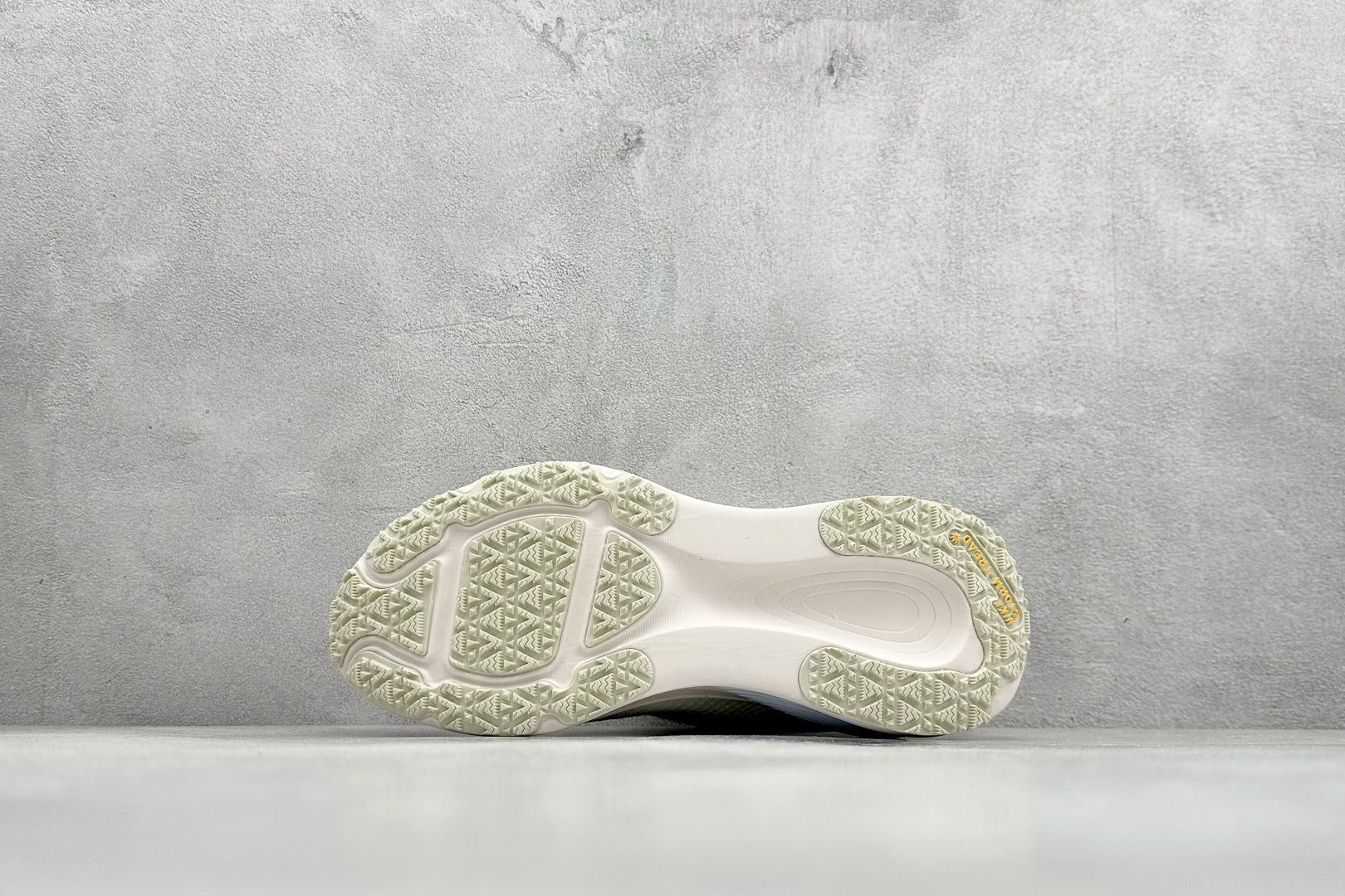 Nike Air Zoom Vomero 18 GTX 登月18 缓震休闲跑鞋 HQ7001-100