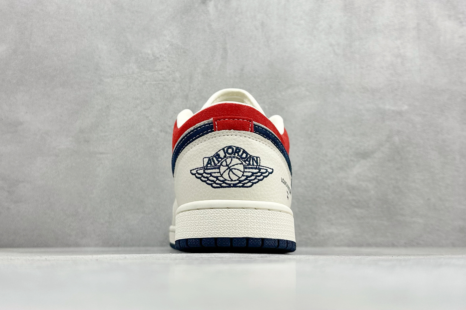 Air Jordan 1 Low AJ1 乔1联名款 米白红蓝猪八 高端定制 低帮复古篮球鞋 LD8888-009