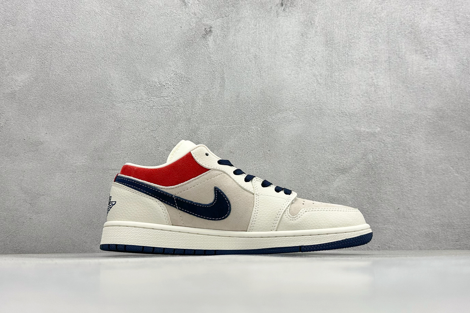 Air Jordan 1 Low AJ1 乔1联名款 米白红蓝猪八 高端定制 低帮复古篮球鞋 LD8888-009