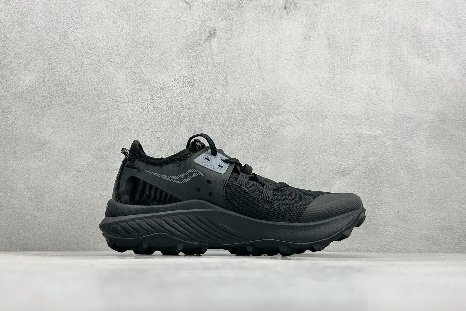 190 SAUCONY索康尼 ENDORPHIN RIFT系列 低帮缓震跑步鞋 S20865-10