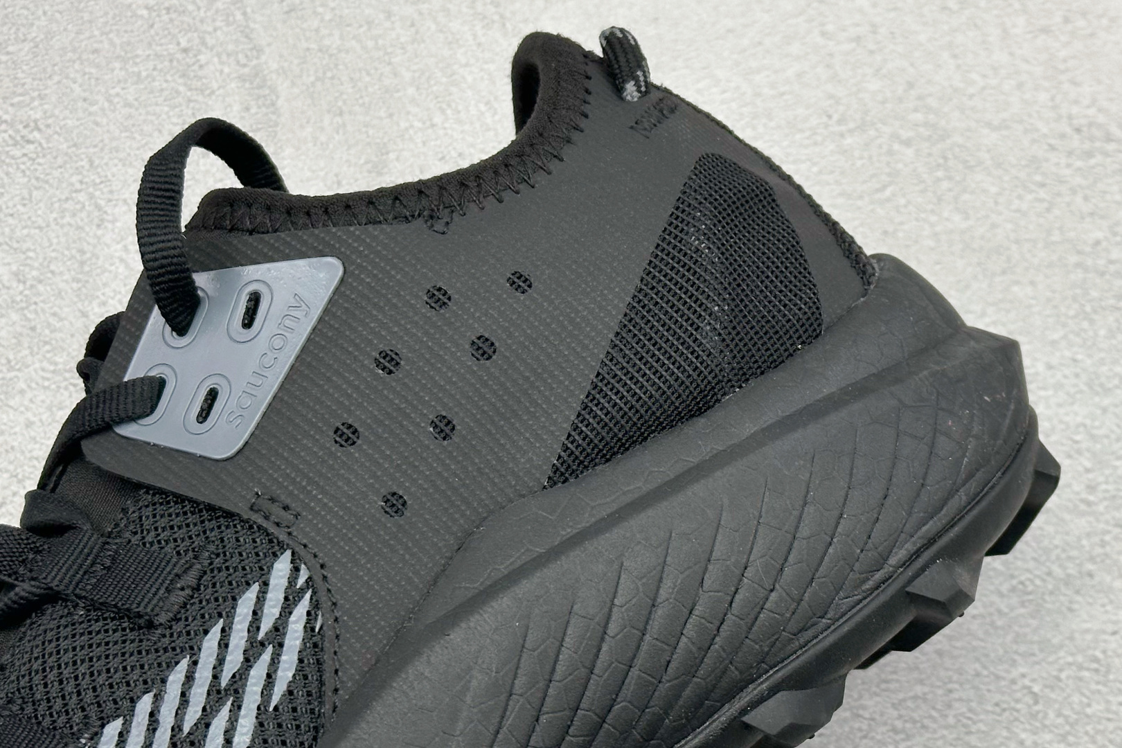 190 SAUCONY索康尼 ENDORPHIN RIFT系列 低帮缓震跑步鞋 S20865-10