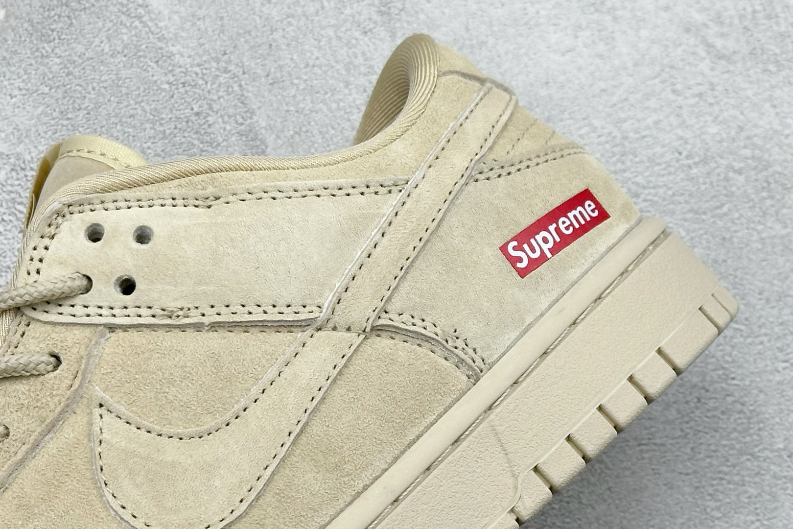 Nike SB Dunk Low “Superme联名------米色猪八” 高端定制 低帮休闲板鞋 D8888-004