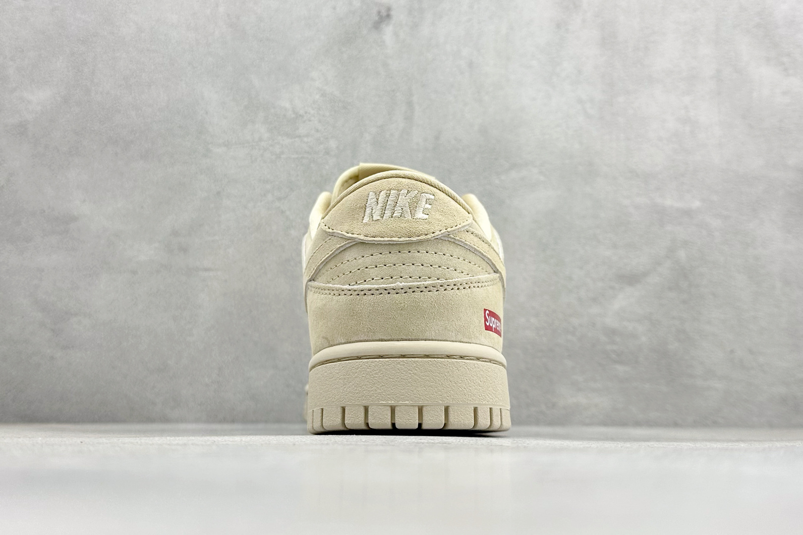 Nike SB Dunk Low “Superme联名------米色猪八” 高端定制 低帮休闲板鞋 D8888-004