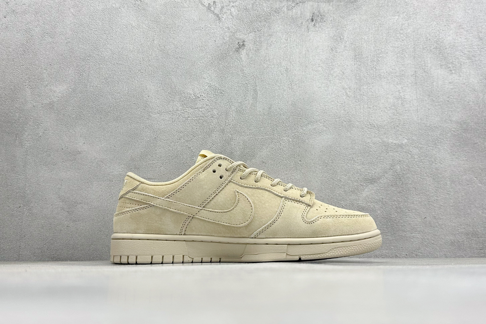 Nike SB Dunk Low “Superme联名------米色猪八” 高端定制 低帮休闲板鞋 D8888-004