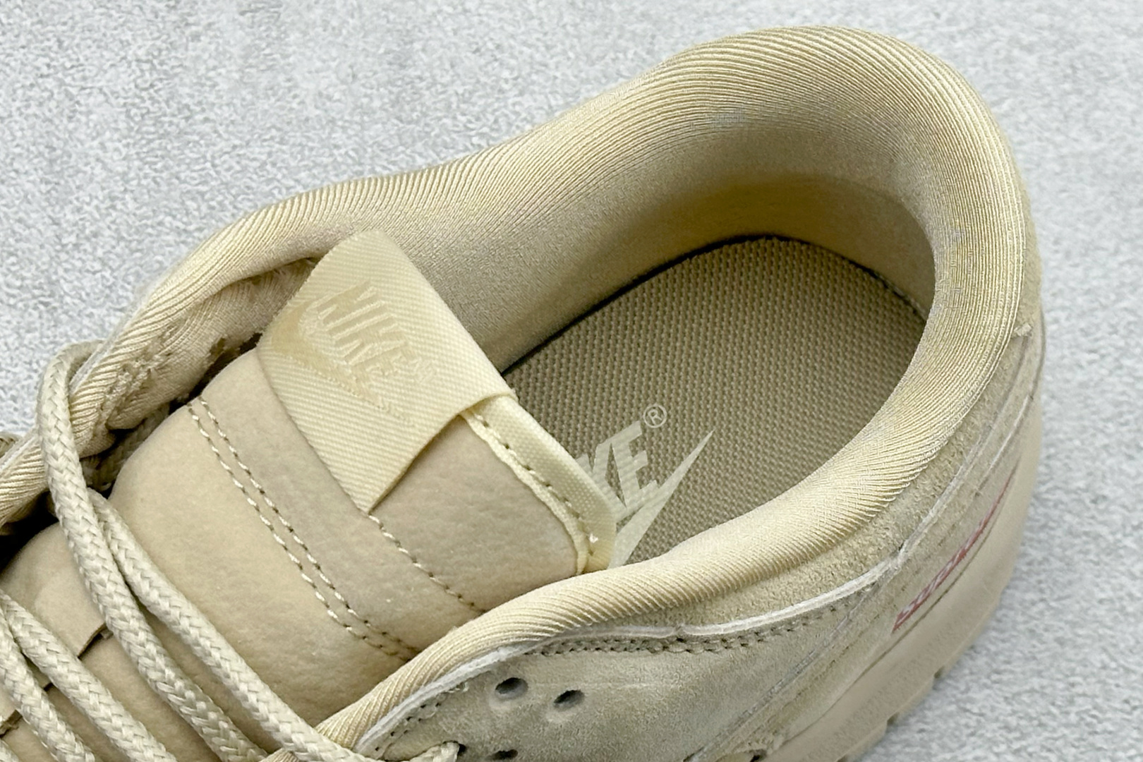 Nike SB Dunk Low “Superme联名------米色猪八” 高端定制 低帮休闲板鞋 D8888-004