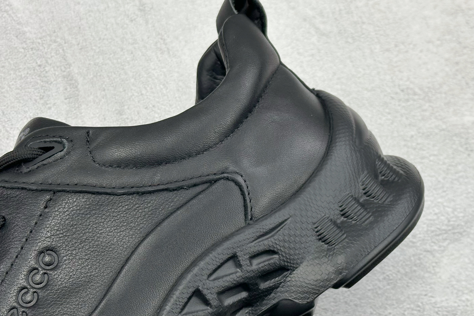 300 Ecco 健步BIOM系列秋冬真皮休闲防滑跑步鞋 825101-01001