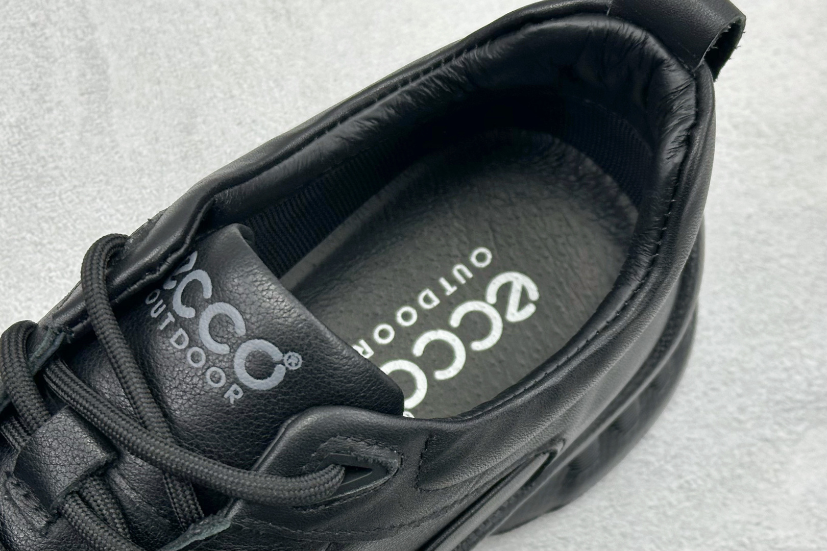 300 Ecco 健步BIOM系列秋冬真皮休闲防滑跑步鞋 825101-01001