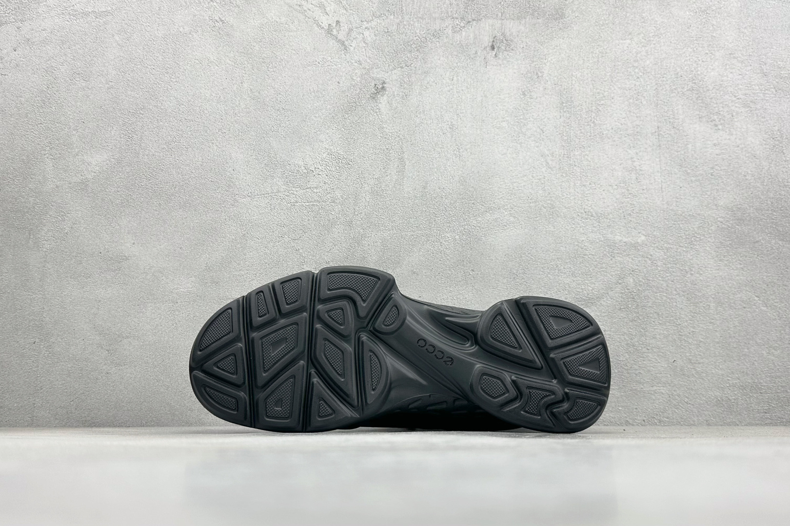 300 Ecco 健步BIOM系列秋冬真皮休闲防滑跑步鞋 825101-01001